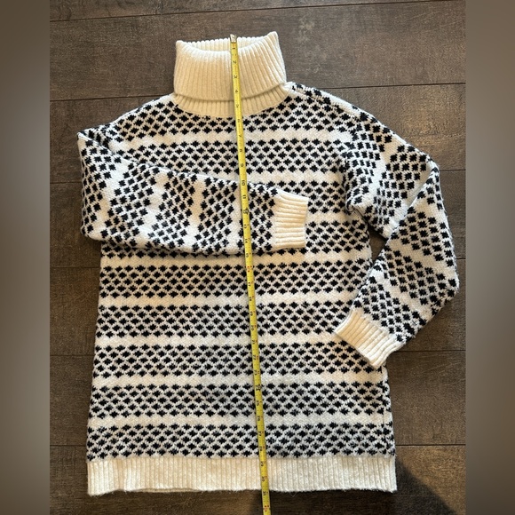 Ann Taylor Black and White Pattern Thick Sweater Size Small - Picture 3 of 7